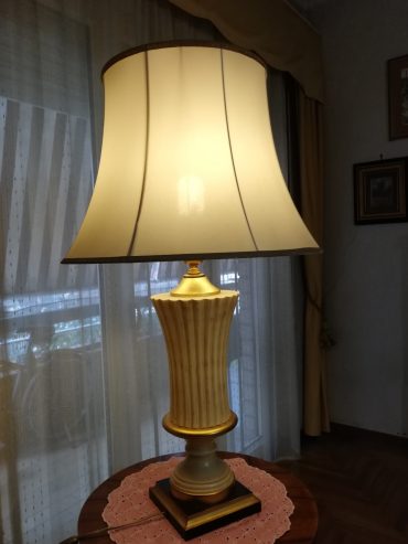 Lampada da soggiorno in legno finemente lavorata