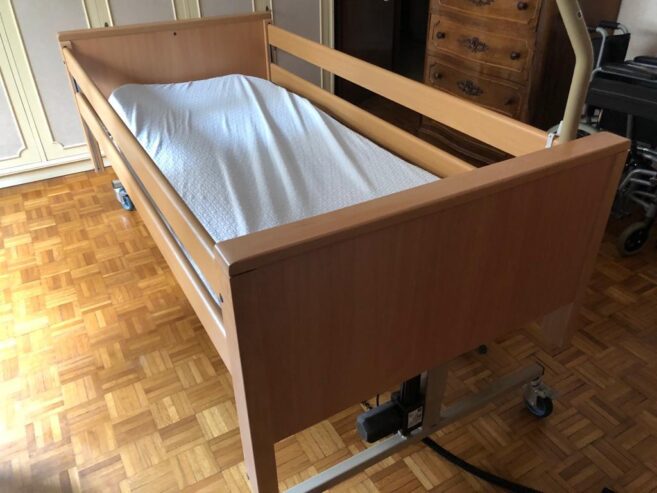 letto in legno per anziani con movimento elettrico
